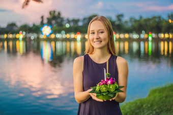 女旅游持有阿来水灯手发射水阿来水灯节日人买花蜡烛光浮动水庆祝阿来水灯节日泰国