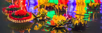 阿来水灯节日人买花蜡烛光浮动水庆祝阿来水灯节日泰国横幅长格式