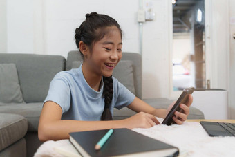 自主学习亚洲年轻的女孩学生学习在线类电子学习在线教育概念
