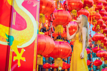 女人庆祝中国人一年中国人红色的灯笼中国人灯笼