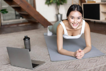 运动亚洲女孩运动服锻炼首页<strong>遵</strong>循视频体育运动指南在线健身教练移动PC站板材地板上席