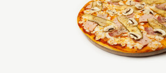 美味的肉披萨服务木板成分签名酱汁马苏里拉奶酪奶酪他培根腌黄瓜蘑菇白色比萨 店促销<strong>活动海报</strong>