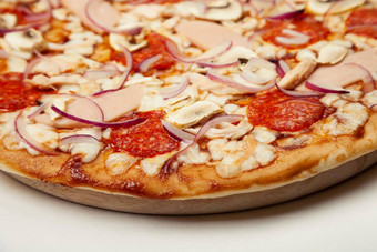 美味的披萨烧烤酱汁马苏里拉奶酪奶酪他意大利辣香肠烟熏鸡蘑菇红色的洋葱特写镜头餐厅摩天观景轮海报