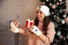 女人礼物盒子沟通移动电话智能手机在线调用远程庆祝活动快乐圣诞节一年检疫冠状病毒科维德社会距离远程沟通