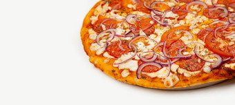 美味的乡村披萨签名酱汁马苏里拉奶酪奶酪意大利辣香肠鸡角西红柿红色的洋葱特写镜头广告摩天观景轮海报餐厅复制空间文本