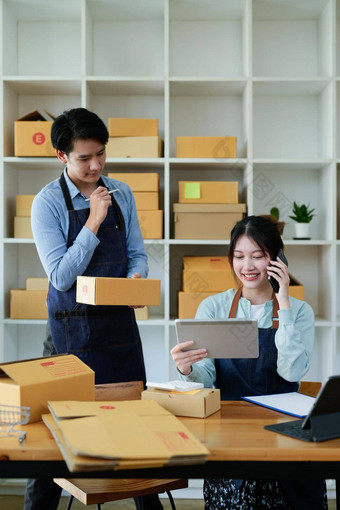 亚洲夫妻中小企业交付产品在线客户订单产品互联网帮助出售幸福的工作首页在线