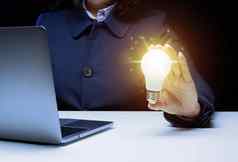 女人的手持有光灯泡概念创新的想法灵感业务发展搜索区域活动优化