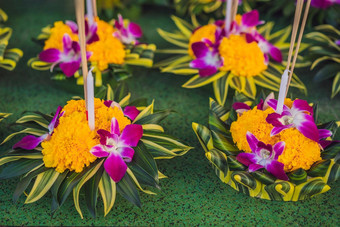 阿来水灯节日人买花蜡烛光浮动水庆祝阿来水灯节日泰国