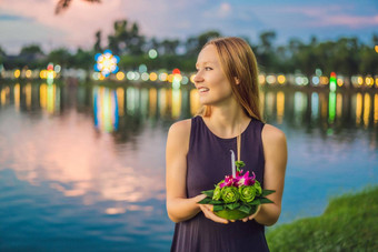 女旅游持有阿来水灯手发射水阿来水灯节日人买花蜡烛光浮动水庆祝阿来水灯节日泰国