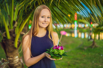 女旅游持有阿来水灯手发射水阿来水灯节日人买花蜡烛光浮动水庆祝阿来水灯节日泰国