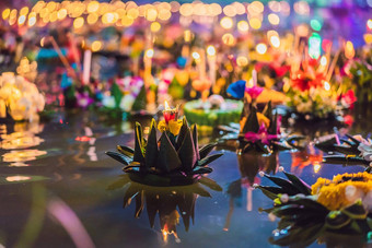 阿来水灯节日人买花蜡烛光浮动水庆祝阿来水灯节日泰国