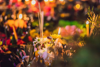 阿来水灯节日人买花蜡烛光浮动水庆祝阿来水灯节日泰国