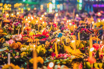 阿来水灯节日人买花蜡烛光浮动水庆祝阿来水灯节日泰国