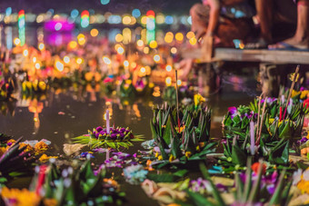 阿来水灯节日人买花蜡烛光浮动水庆祝阿来水灯节日泰国