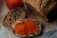 把红色的鱼子酱面包黄油特写镜头鱼子酱三明治大马哈鱼咸橙色罗伊生海鲜奢侈品美食食物美味的美味的鱼产品俄罗斯厨房