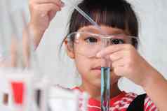 孩子们学习科学实验教室女孩玩科学实验首页学校教育容易有趣的科学实验孩子们首页