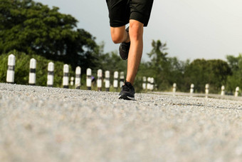 年轻的男人。跑步者脚运行路运行锻炼健康的锻炼概念