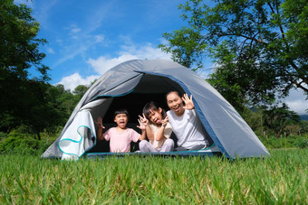 快乐家庭妈妈。女儿玩野营帐篷营地夏天假期农村