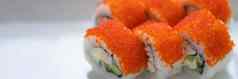 寿司橙色飞行鱼鱼子酱白色板