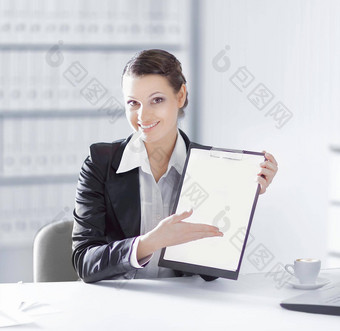 执行业务女人显示空白表坐着桌子上
