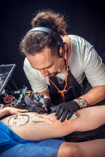 纹身艺术家使纹身图片纹身工作室