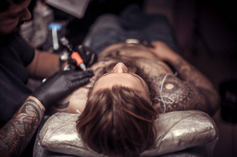 专业的纹身演示了过程使纹身纹身工作室