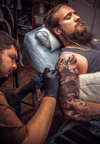 纹身专家工作纹身纹身工作室