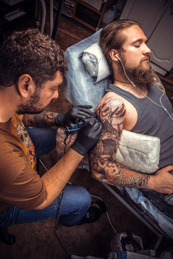 纹身艺术家创建纹身工作室