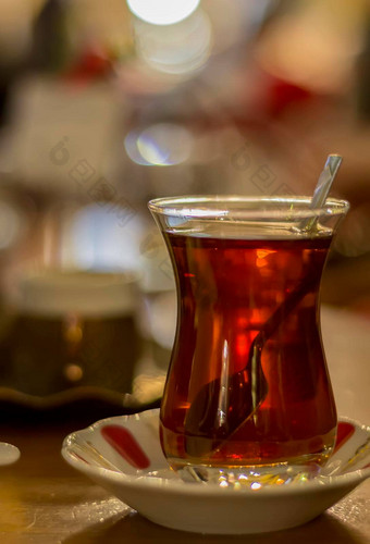 热<strong>土耳其</strong>茶勺子在户外表格<strong>土耳其</strong>茶传统的<strong>土耳其</strong>文化概念垂直关闭