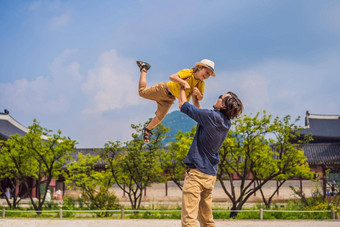 爸爸儿子游客韩国Gyeongbokgung宫理由首尔南韩国旅行韩国概念旅行孩子们概念