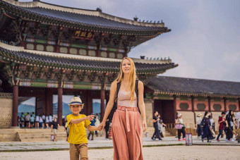 妈妈儿子游客韩国Gyeongbokgung宫理由首尔南韩国旅行韩国概念旅行孩子们概念