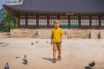 男孩旅游韩国Gyeongbokgung宫理由首尔南韩国旅行韩国概念旅行孩子们概念