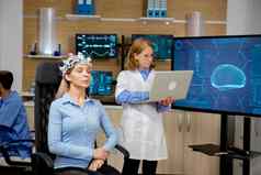 医生分析生活数据移动PC女孩的大脑扫描过程