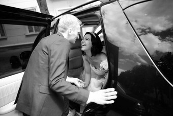 黑白照片快乐夫妇会说话的婚礼豪华轿车