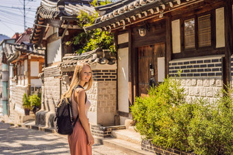年轻的女人旅游北村<strong>韩</strong>屋村著名的的地方朝鲜文传统的房子保存旅行<strong>韩</strong>国概念