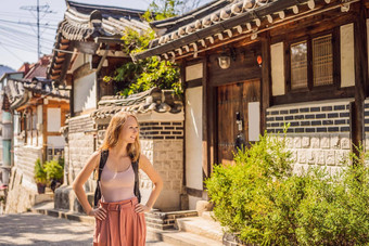 年轻的女人旅游北村韩屋村著名的的地方朝鲜文传统的房子保存旅行韩国概念