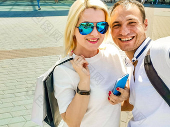 夏天假期技术爱的关系约会概念微笑夫妇采取自拍智能手机城市
