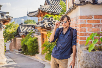 年轻的男人。旅游北村韩屋村著名的的地方朝鲜文传统的房子保存旅行韩国概念