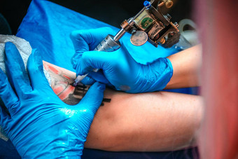 专业纹身艺术家使纹身客户的纹身工作室