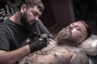 纹身专家工作专业纹身机设备纹身工作室