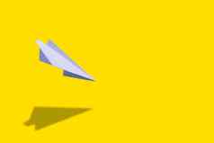 教育创新概念纸折纸飞机黄色的背景