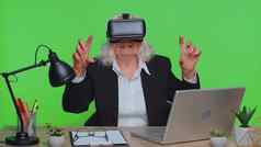 高级女商人耳机头盔应用程序玩模拟游戏看虚拟现实视频