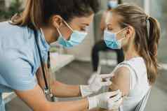 少年疫苗接种由于新冠病毒