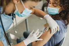 少年疫苗接种由于新冠病毒
