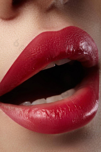 特写镜头女人的嘴唇时尚红色的化妆美丽的女口完整的嘴唇完美的化妆