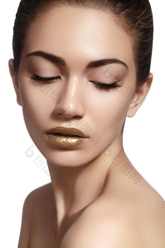 特写镜头肖像美丽的女人脸黄金颜色时尚唇化妆清洁闪亮的皮肤闪闪发光的唇彩