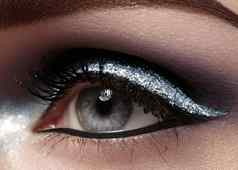 美丽的宏拍摄女眼睛仪式化妆完美的形状眉毛眼线笔银行眼睑