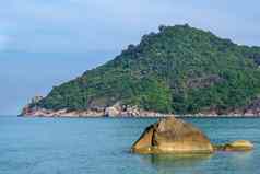 岩石岩石美丽的清晰的海岛视图呵呵Phangan泰国