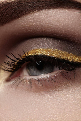美丽的宏拍摄女眼睛仪式化妆完美的形状眉毛<strong>眼线笔</strong>黄金行眼睑