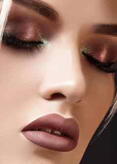 特写镜头美丽的金发碧眼的女人时尚化妆清洁闪亮的皮肤化妆化妆品美风格模型脸